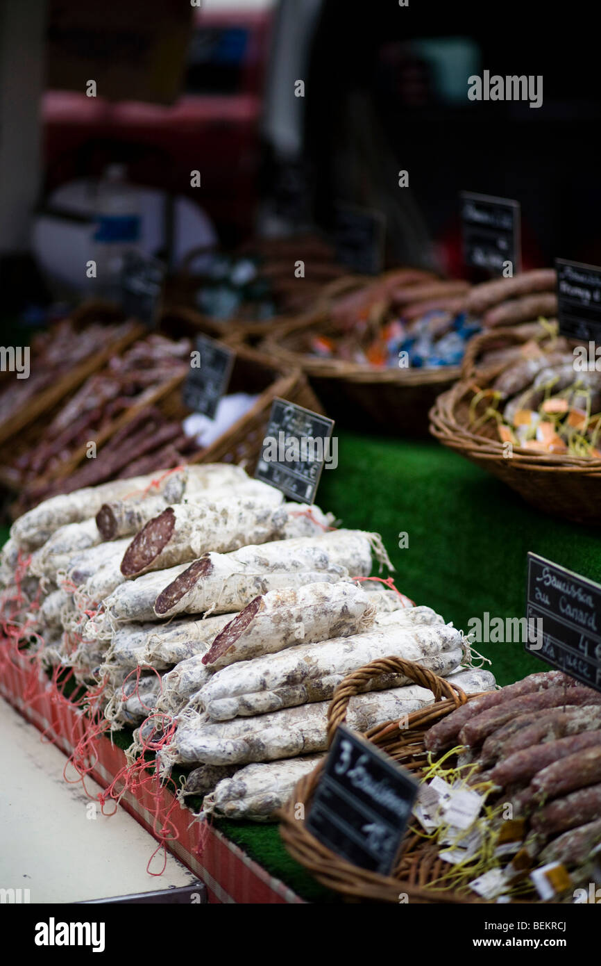 Salsiccia in vendita al mercato in Clermont L'Herault Linguadoca Rossiglione , France Foto Stock