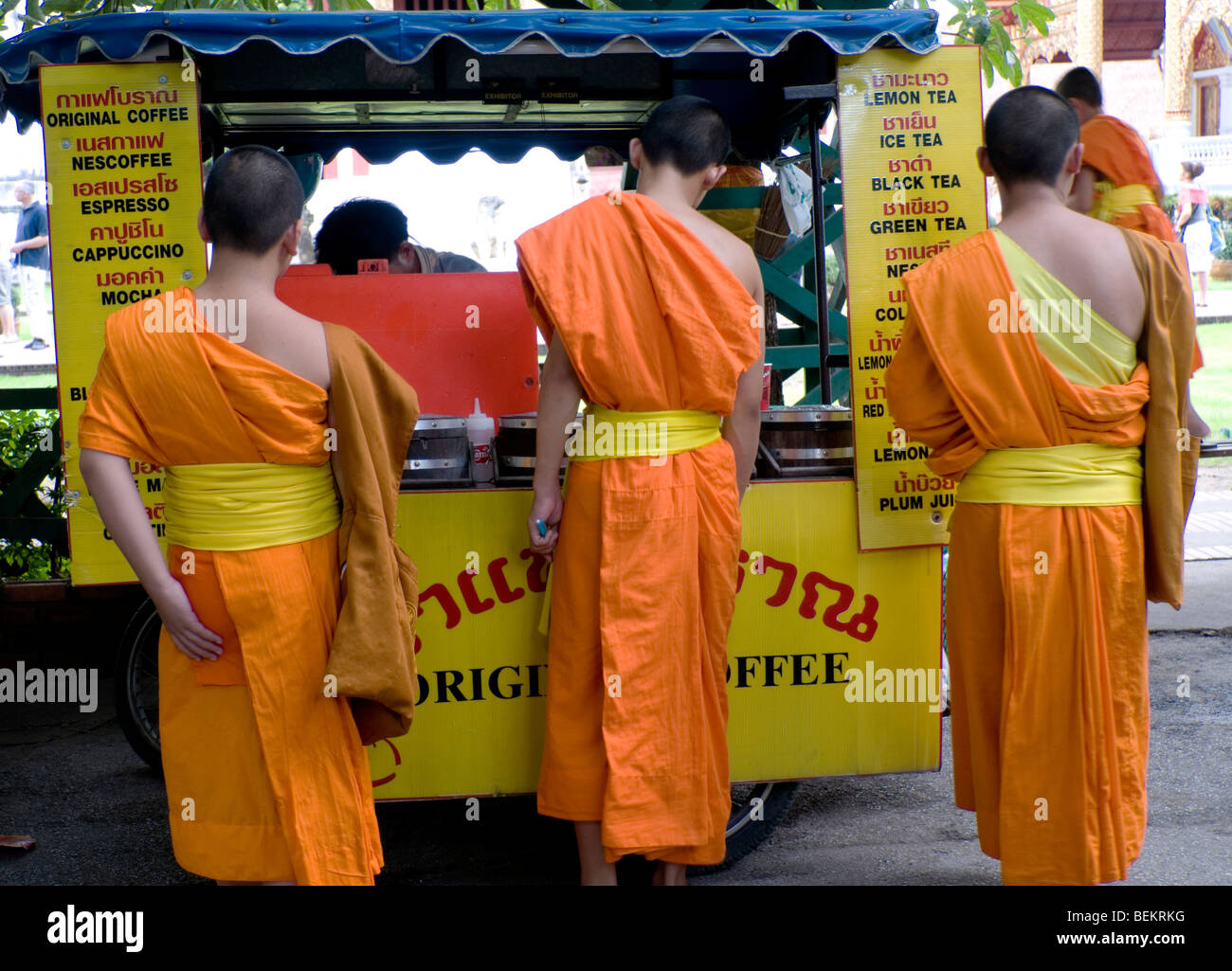 I monaci acquisto di caffè, Chiang Mai, Thailandia Foto Stock