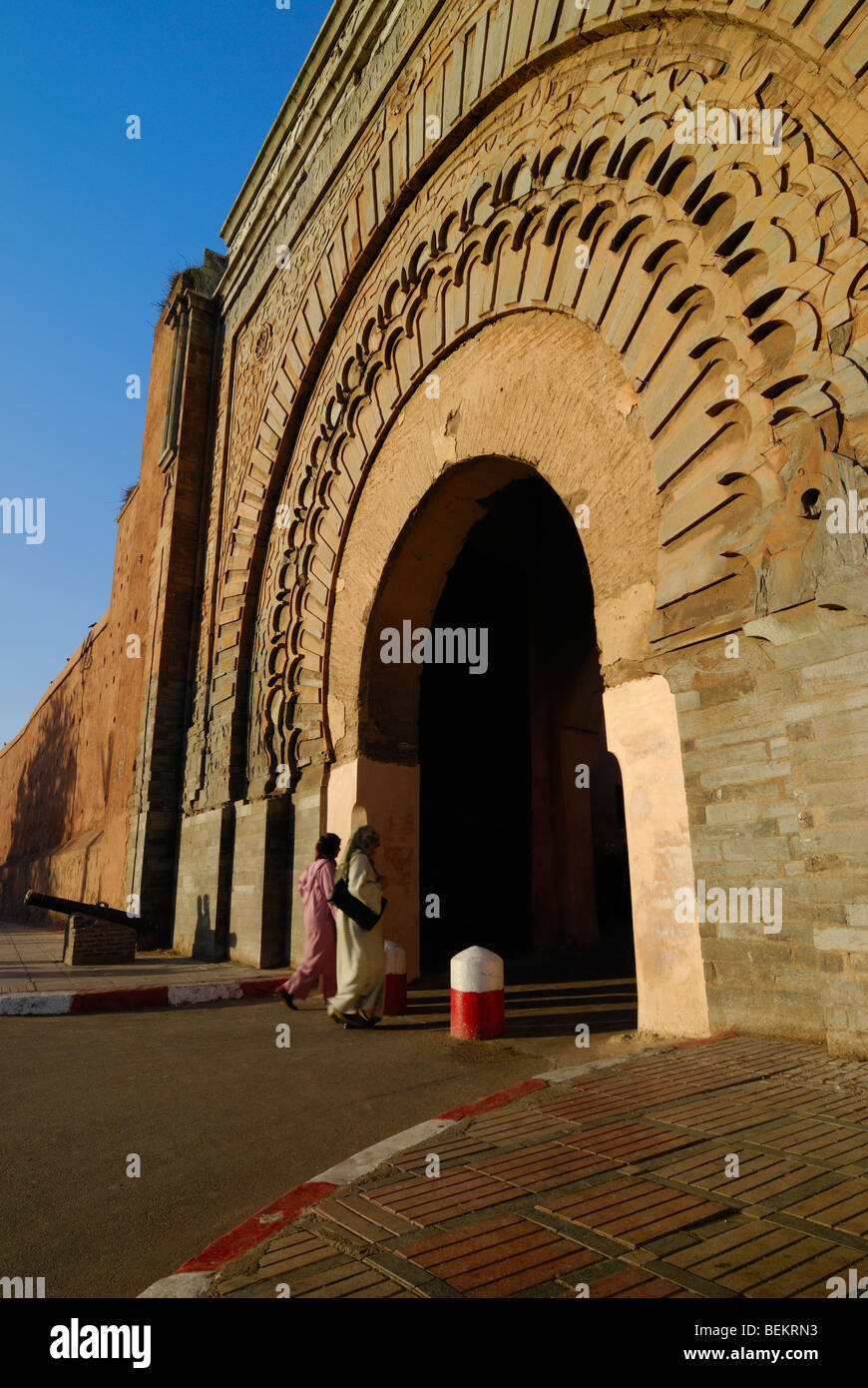 Le donne in abito tradizionale nella parte anteriore del Bab Agnaou, bella city gate di Marrakesh, Marocco Foto Stock