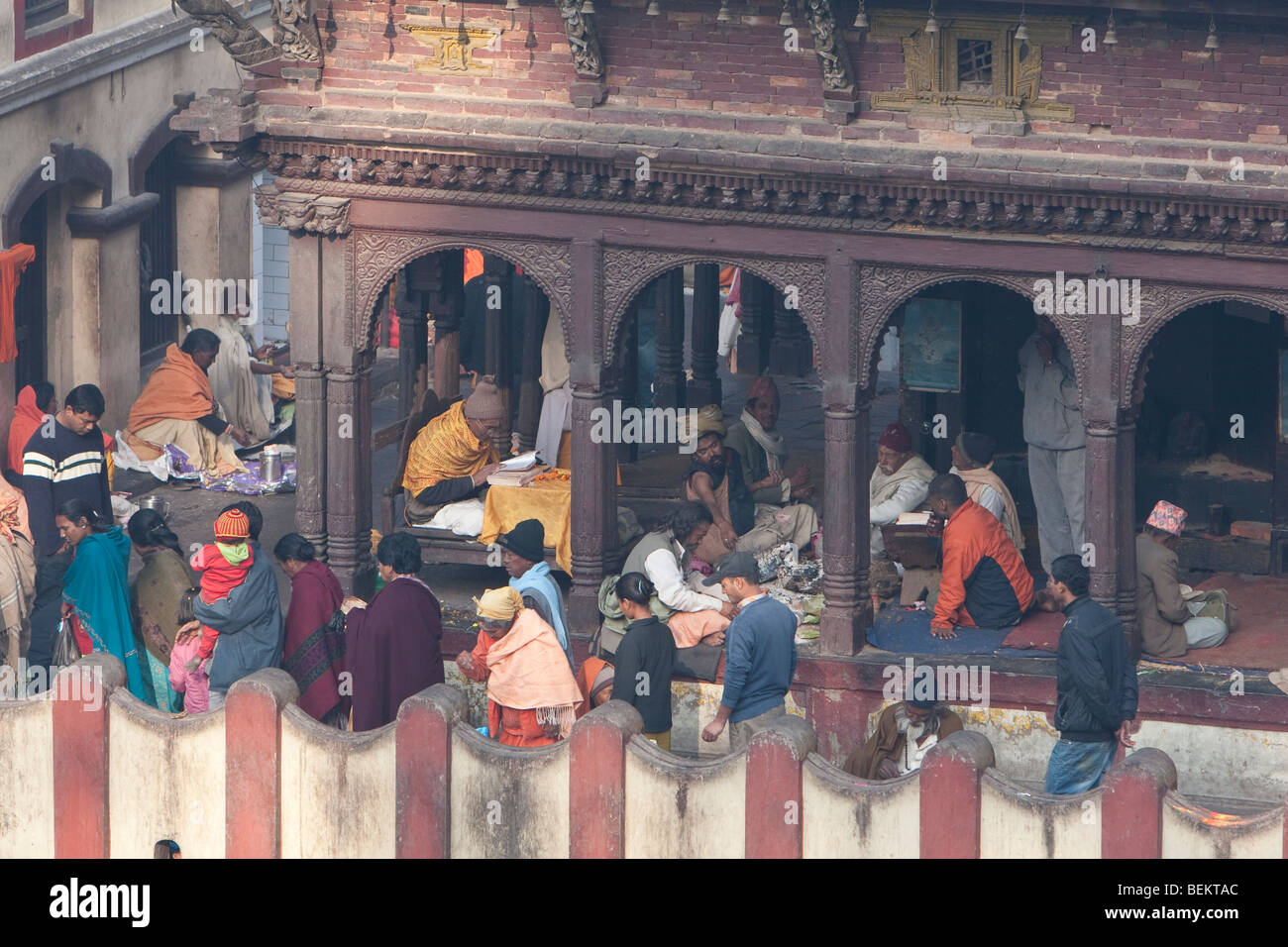 Pashupatinath, Kathmandu, Nepal. Un Pati o coperto Casa di riposo, all'interno del cortile del Nepal più sacro tempio indù. Foto Stock