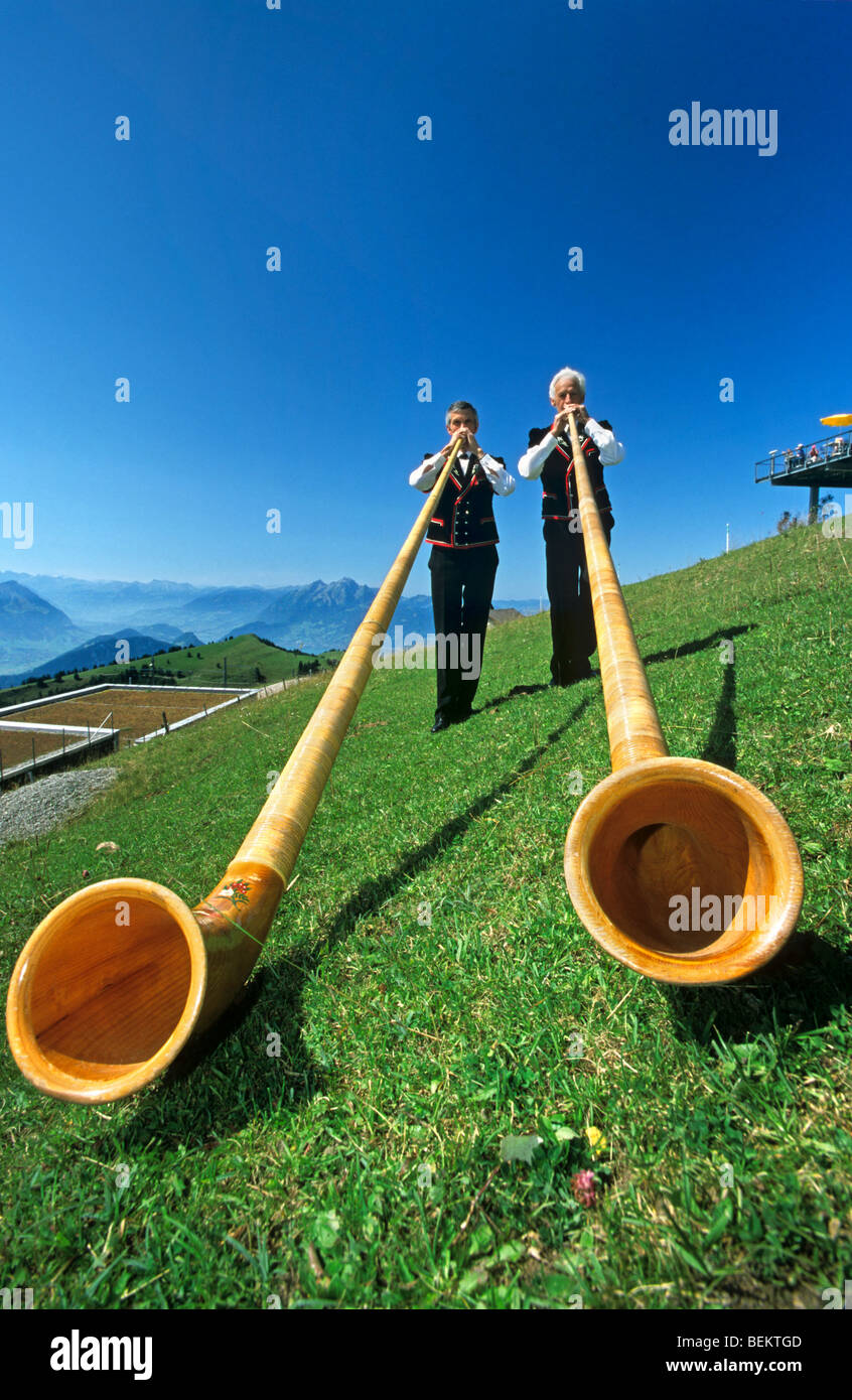Alphorn alpenhorn / i giocatori di Rigi Kulm, Lucerna, Svizzera Foto Stock