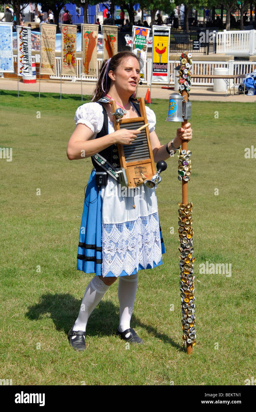 Cantante femminile in tedesco tradizionale costume al Oktoberfest in Addison, Texas, Stati Uniti d'America Foto Stock
