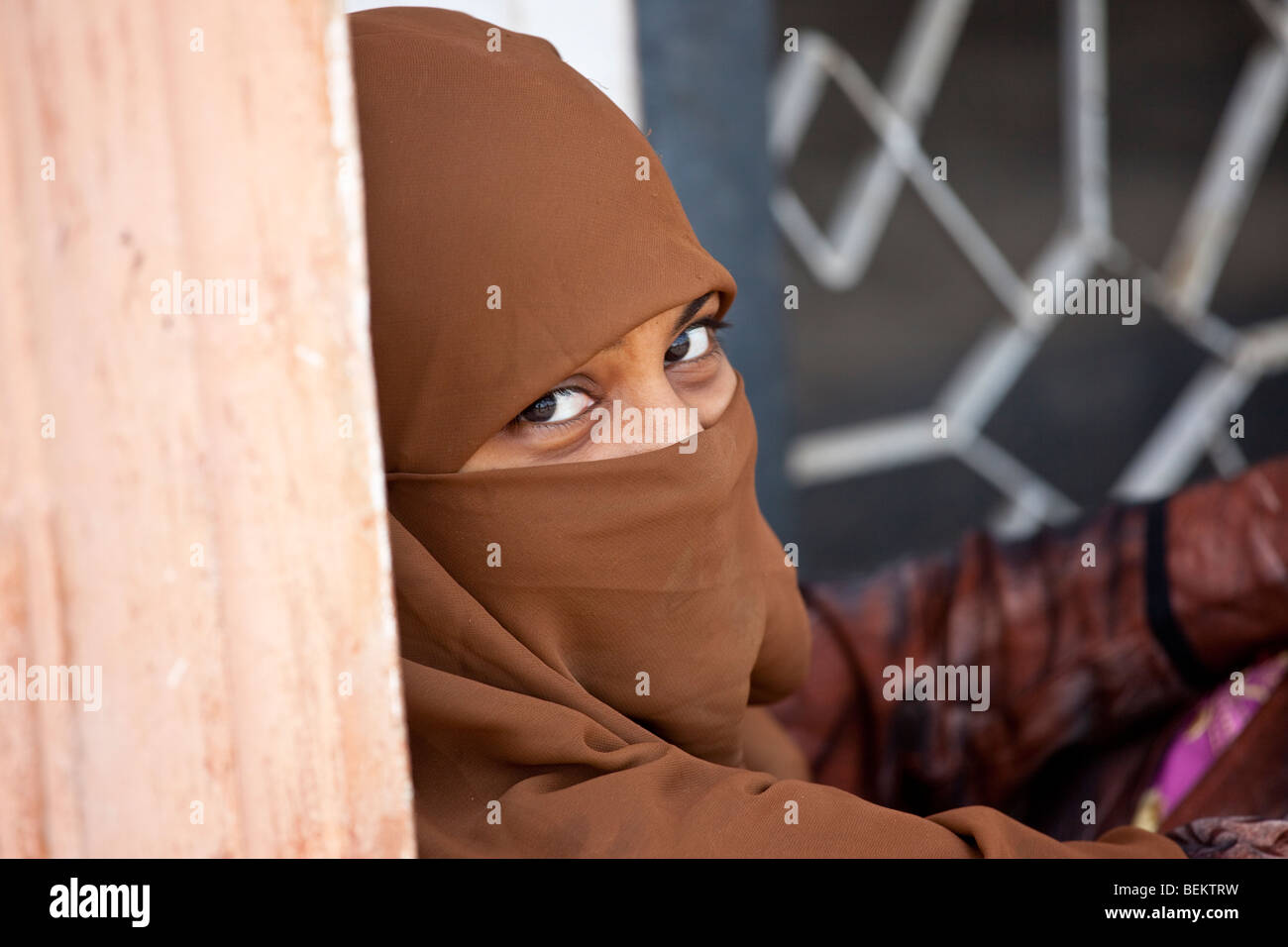 Bella donna musulmana all'interno Lalbagh Fort a Dacca in Bangladesh Foto Stock