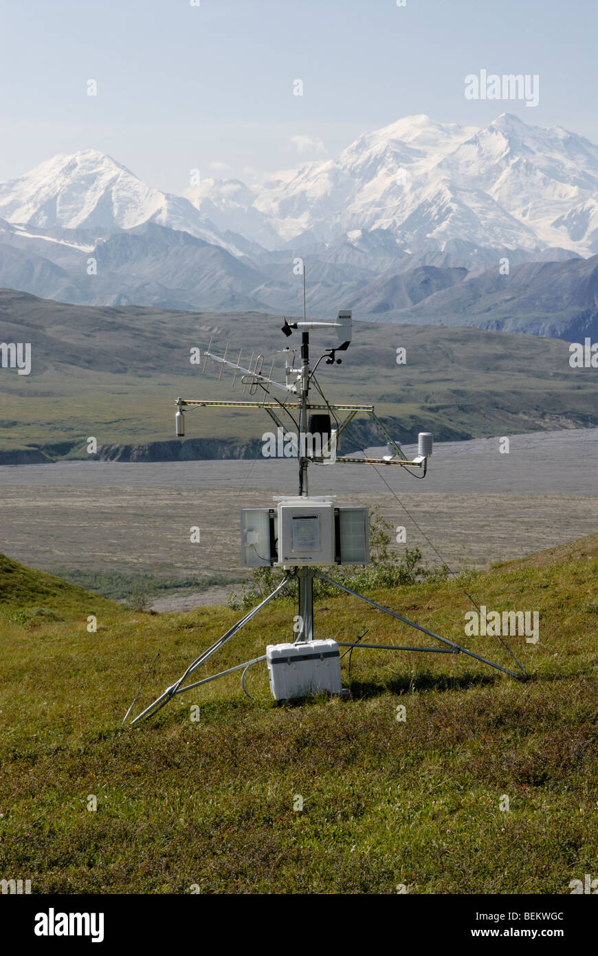 Monitoraggio del clima stazione, vicino al sito di Eielson, Parco Nazionale e Riserva di Denali, Alaska, con il Monte McKinley in background. Foto Stock