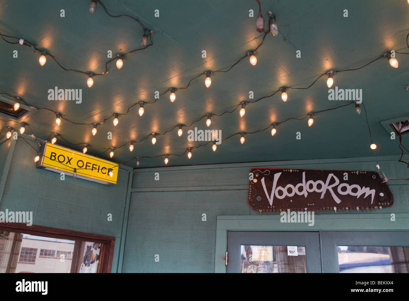 Vecchi Box office di firmare e Voodoo camera. Foto Stock
