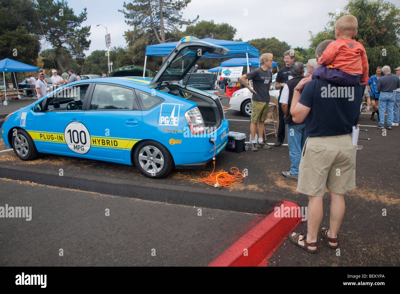 Persone che guardano la Toyota Prius Plug-in hybrid auto dimostrazione da PG&E, Palo Alto, California, Stati Uniti d'America Foto Stock