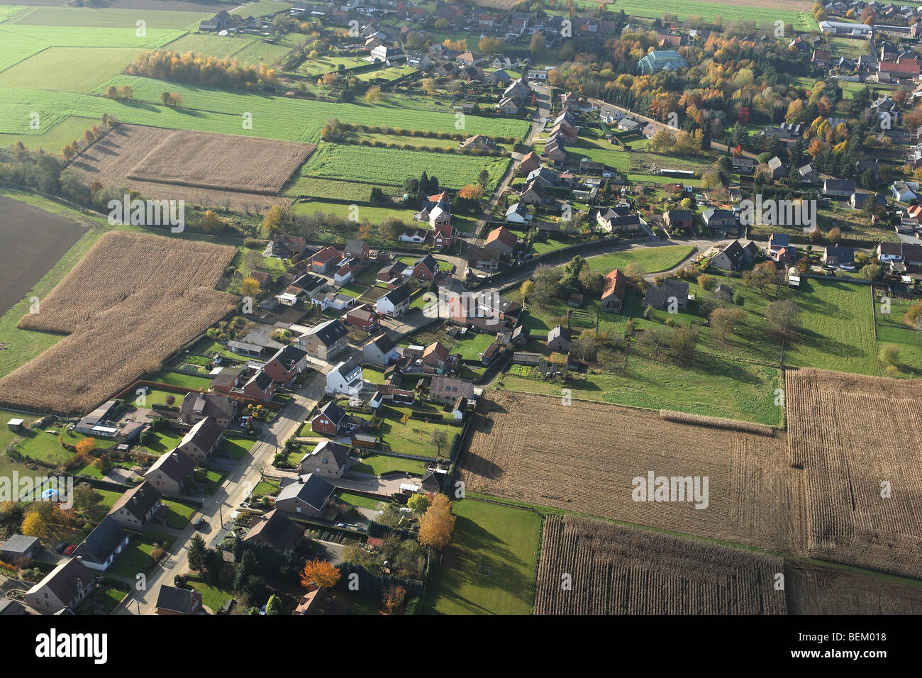 Urbanizzazione al confine della zona agricola dall'aria, Belgio Foto Stock