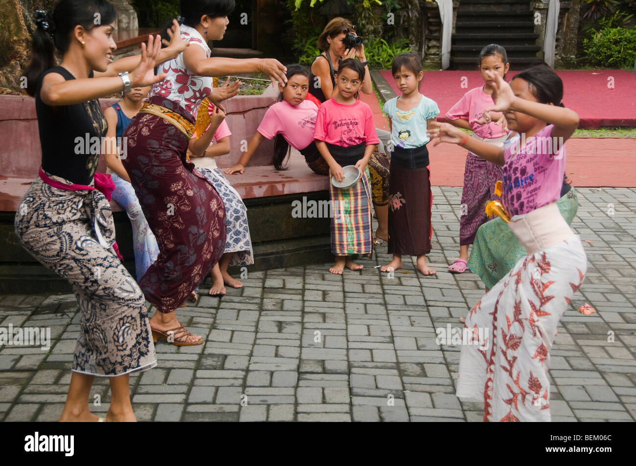 Le ragazze la pratica tradizionale danza Legong in Ubud a Bali Indonesia Foto Stock