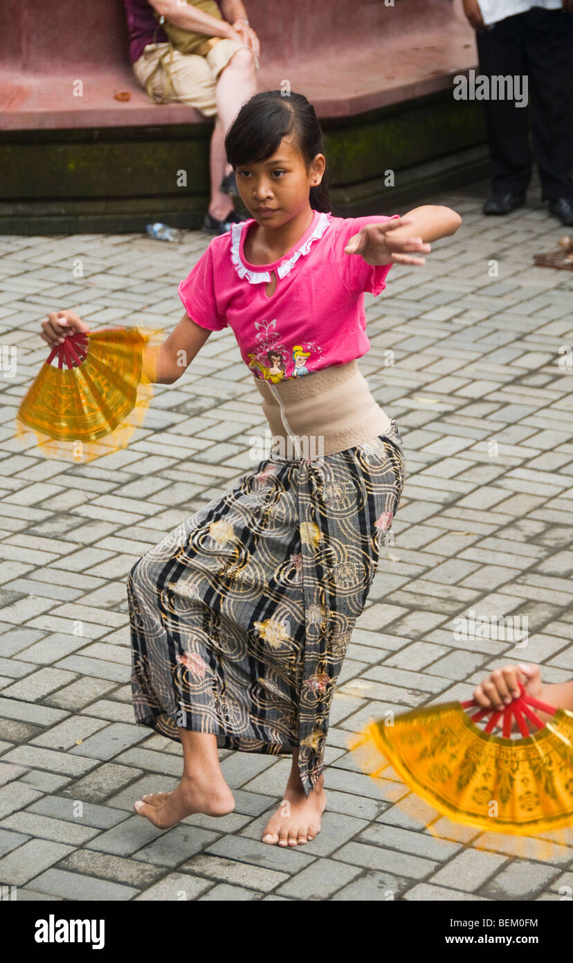 Ragazza la pratica tradizionale danza Legong in Ubud a Bali Indonesia Foto Stock