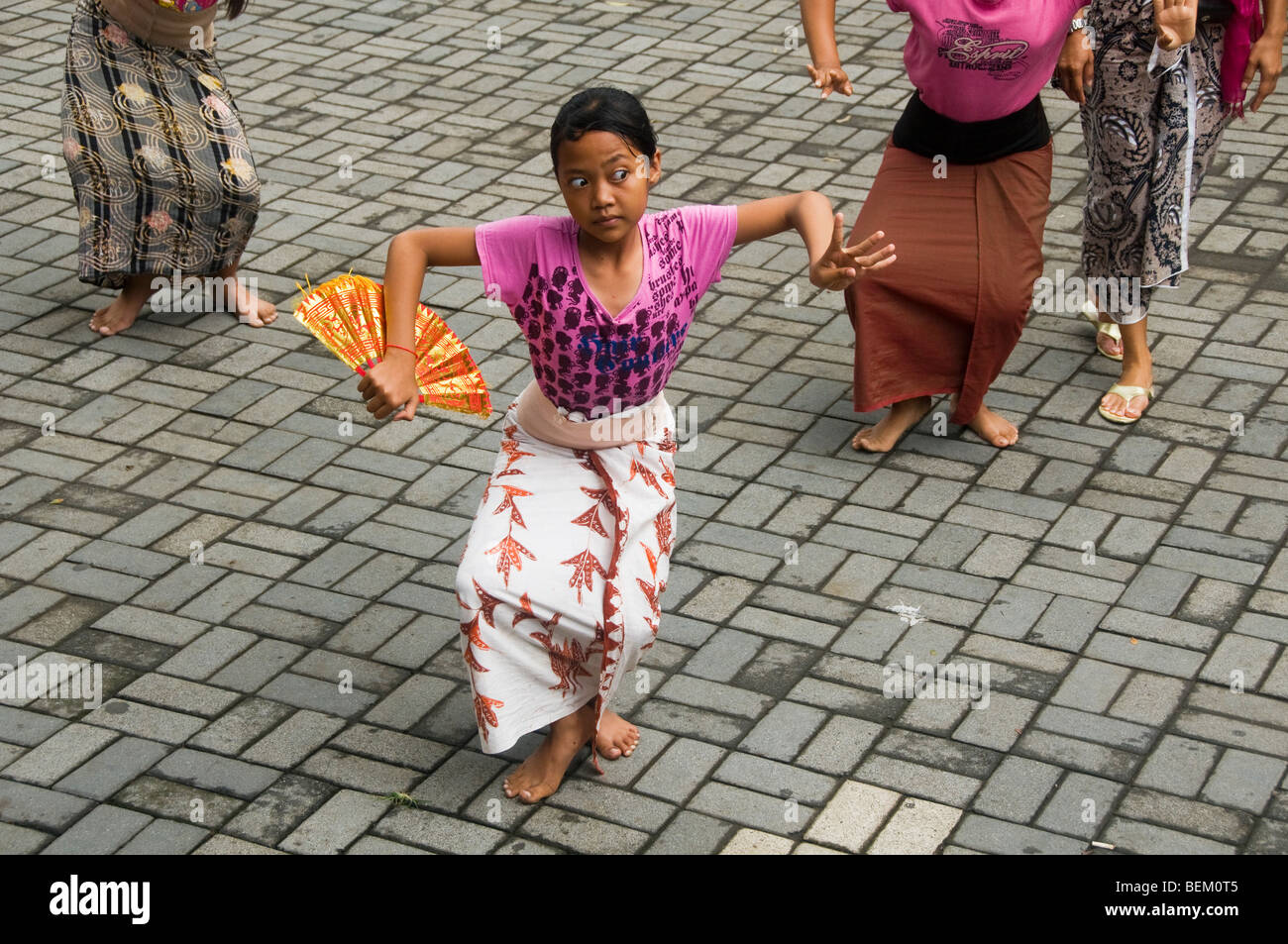 Le ragazze la pratica tradizionale danza Legong in Ubud a Bali Indonesia Foto Stock