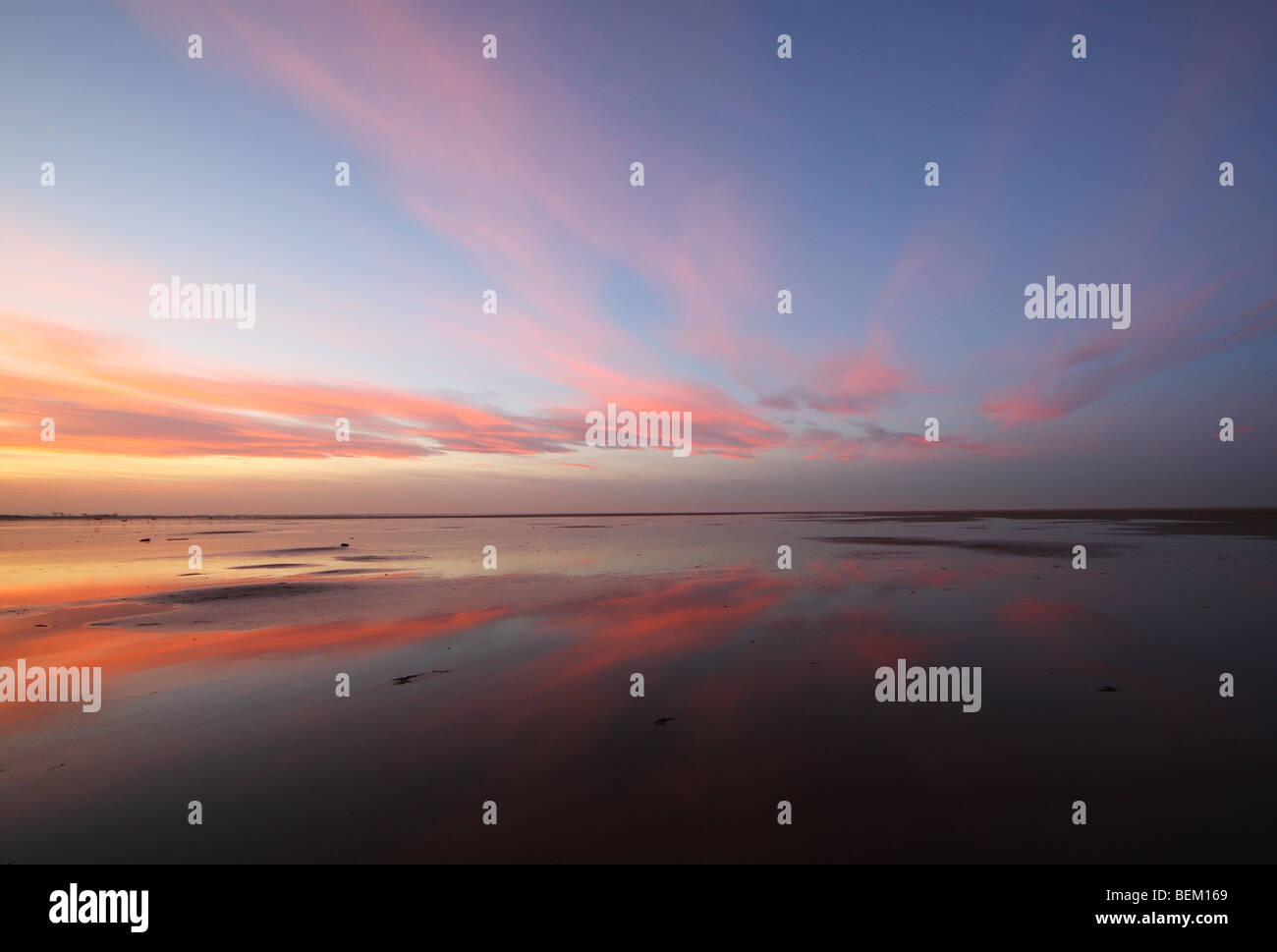 Spiaggia di marea in uscita e di riflessione di nuvole, velme al tramonto, REGNO UNITO Foto Stock