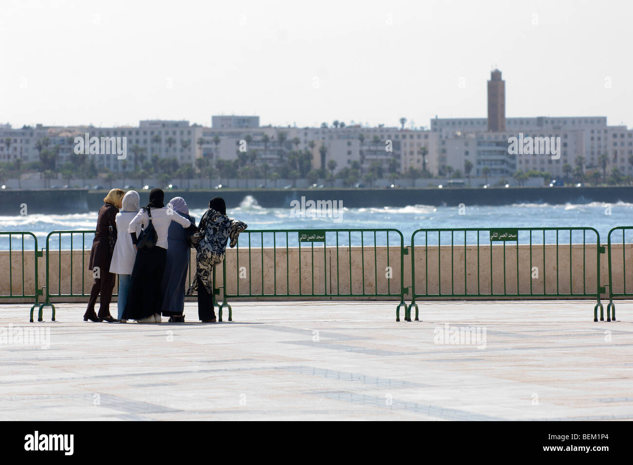 Cinque donne chat assieme nel Cortile della moschea di Hassan II, , Casablanca, Marocco, Africa. Foto Stock