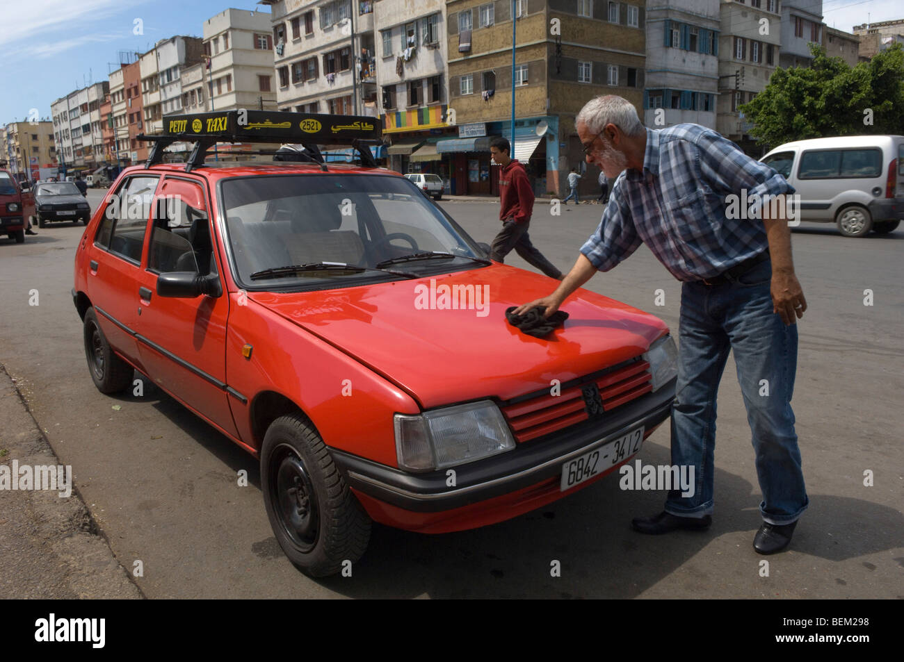 Un tassista pulisce la sua Petit Taxi, Casablanca, Marocco, Africa Foto Stock