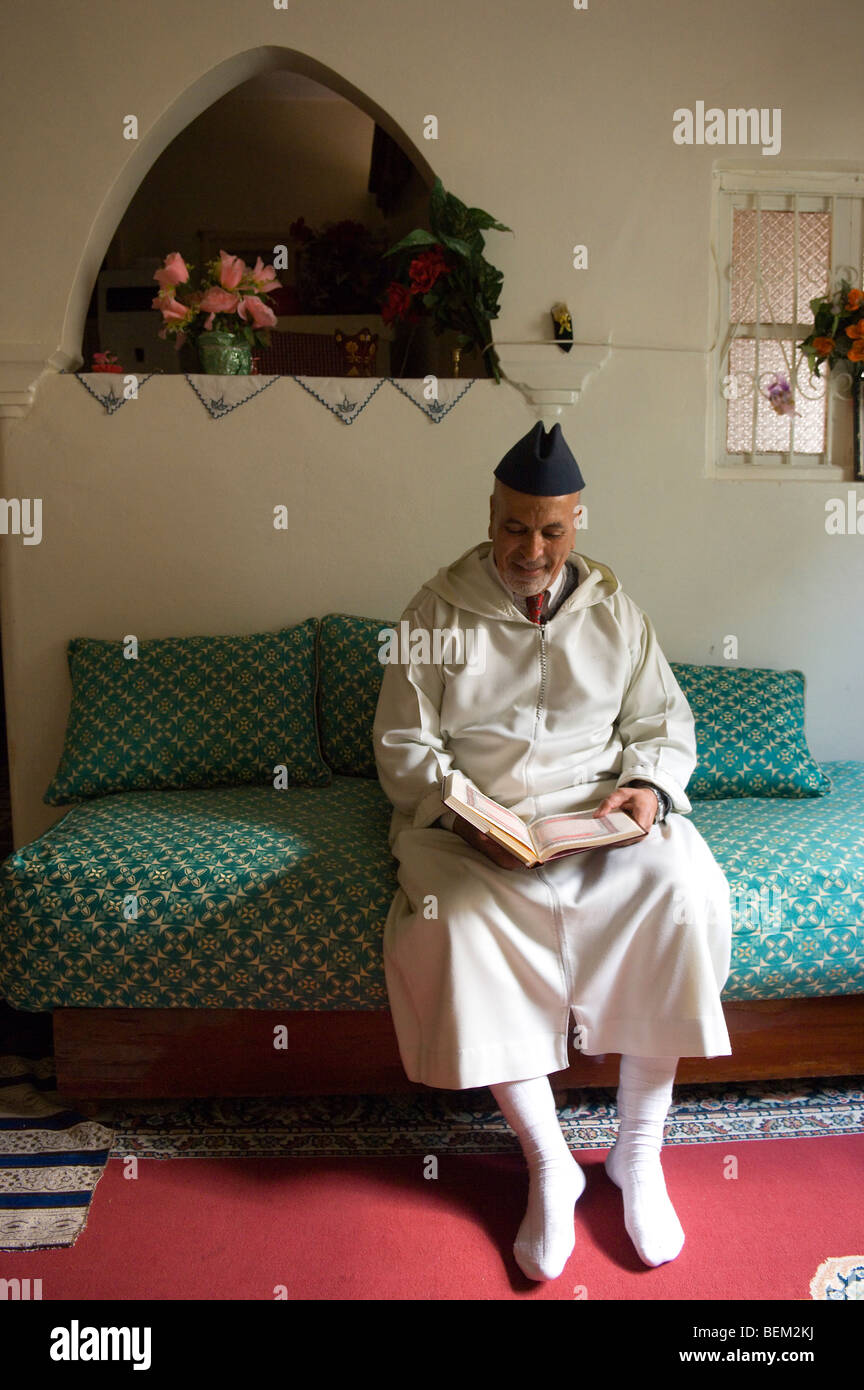 Un uomo musulmano legge il Corano, Casablanca, Marocco, Africa Foto Stock