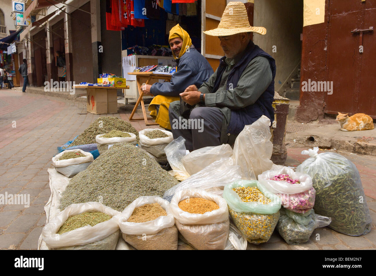 Due uomini marocchini vendere erbe e spezie nella vecchia Medina, Casablanca, Marocco, Africa Foto Stock