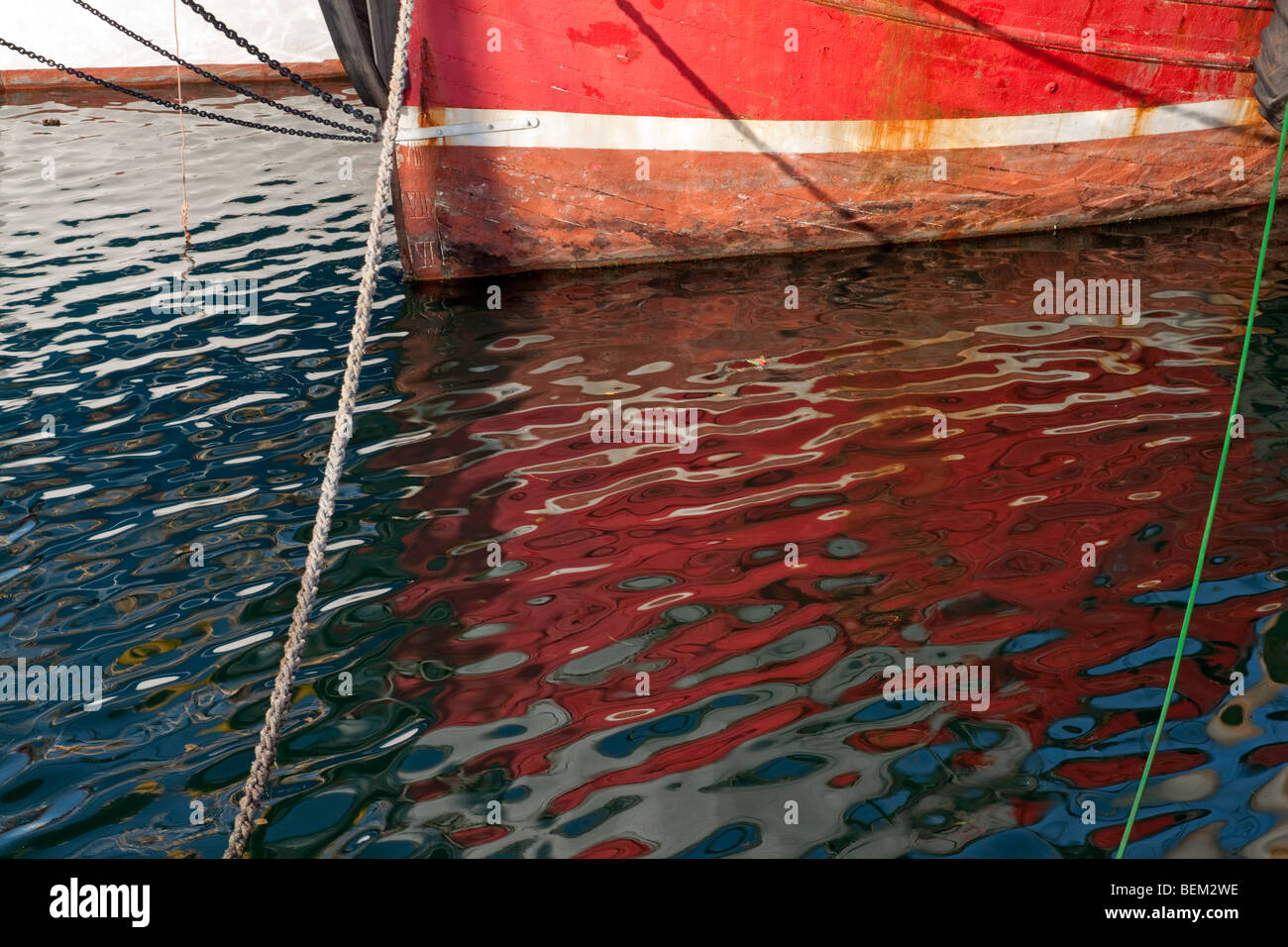 Barca Rossa con riflessi in acqua di mare. Foto Stock