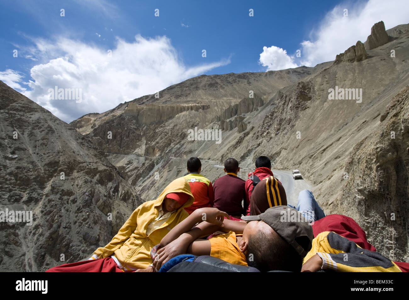 Il debuttante monaci che viaggiano sul tetto di un bus. Leh-Lamayuru road. Ladakh. India Foto Stock