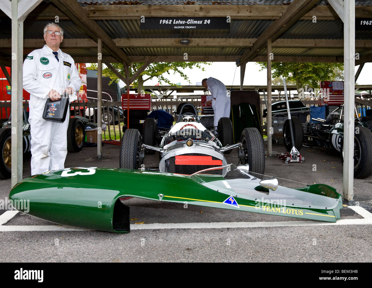 Lavorazione meccanica su un 1962 Lotus-Climax 24 nel paddock al Goodwood incontro, Sussex, Regno Unito. Foto Stock