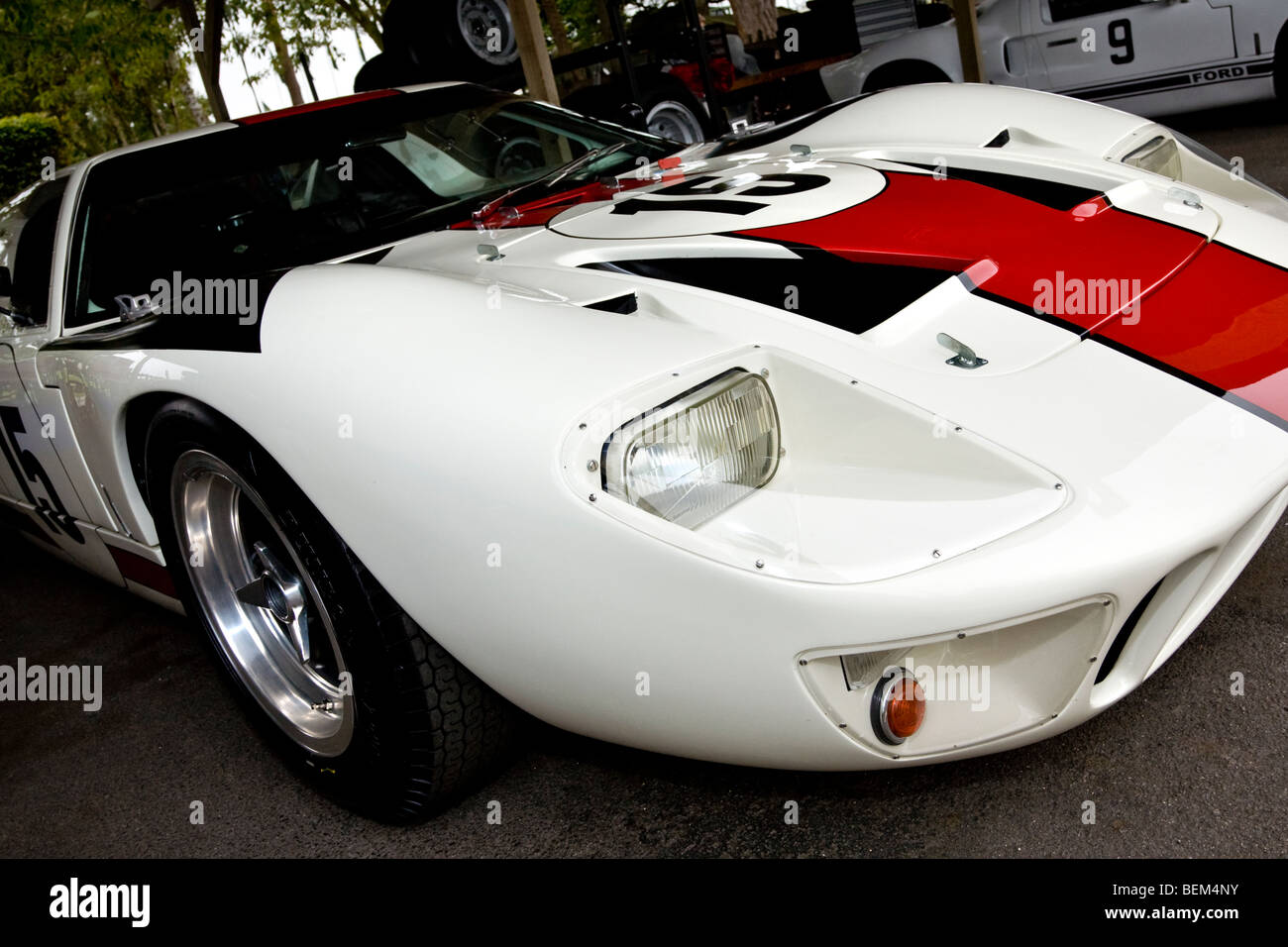 1965 Ford GT40 del proprietario e driver Adrian Newey nel paddock al 2009 Goodwood incontro, Sussex, Regno Unito. Foto Stock