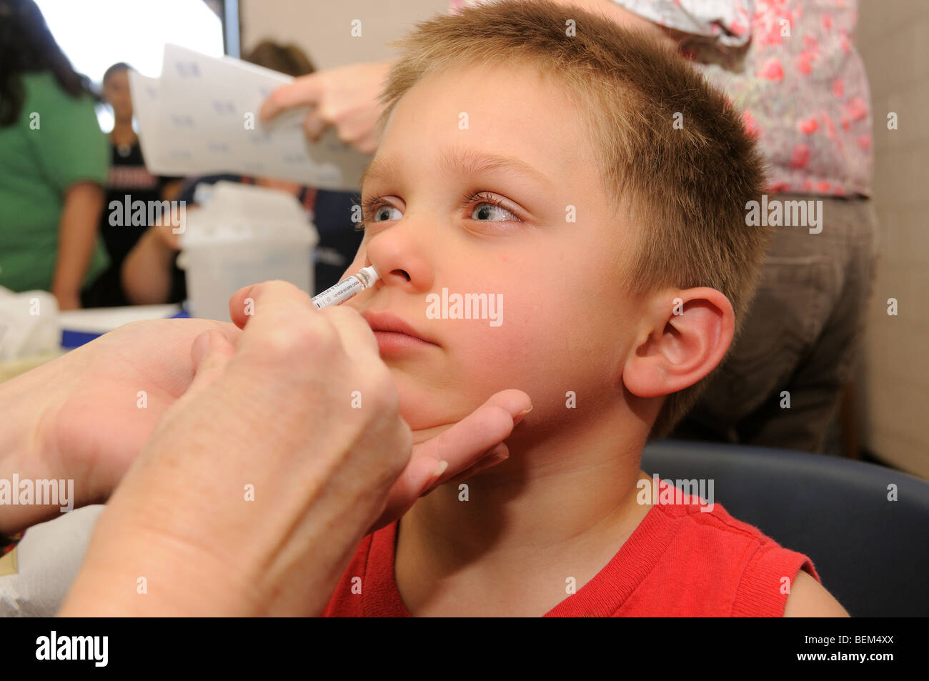 Un 4-anno-vecchio ragazzo viene vaccinato per il 2009 H1N1 dell'influenza, noto anche come l'influenza suina, con un vaccino intranasale. Foto Stock