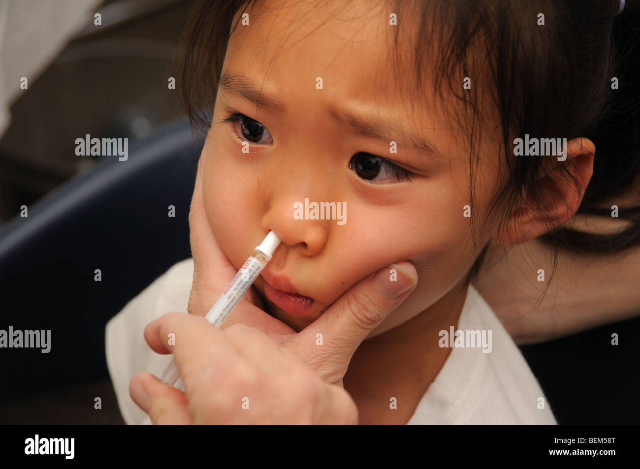 Un 5-anno-vecchia ragazza è vaccinato per il 2009 H1N1 dell'influenza, noto anche come l'influenza suina, con un vaccino intranasale. Foto Stock