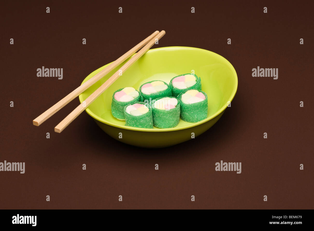 Concetto di cibo, candy arrotolato per assomigliare a maki sushi Foto Stock