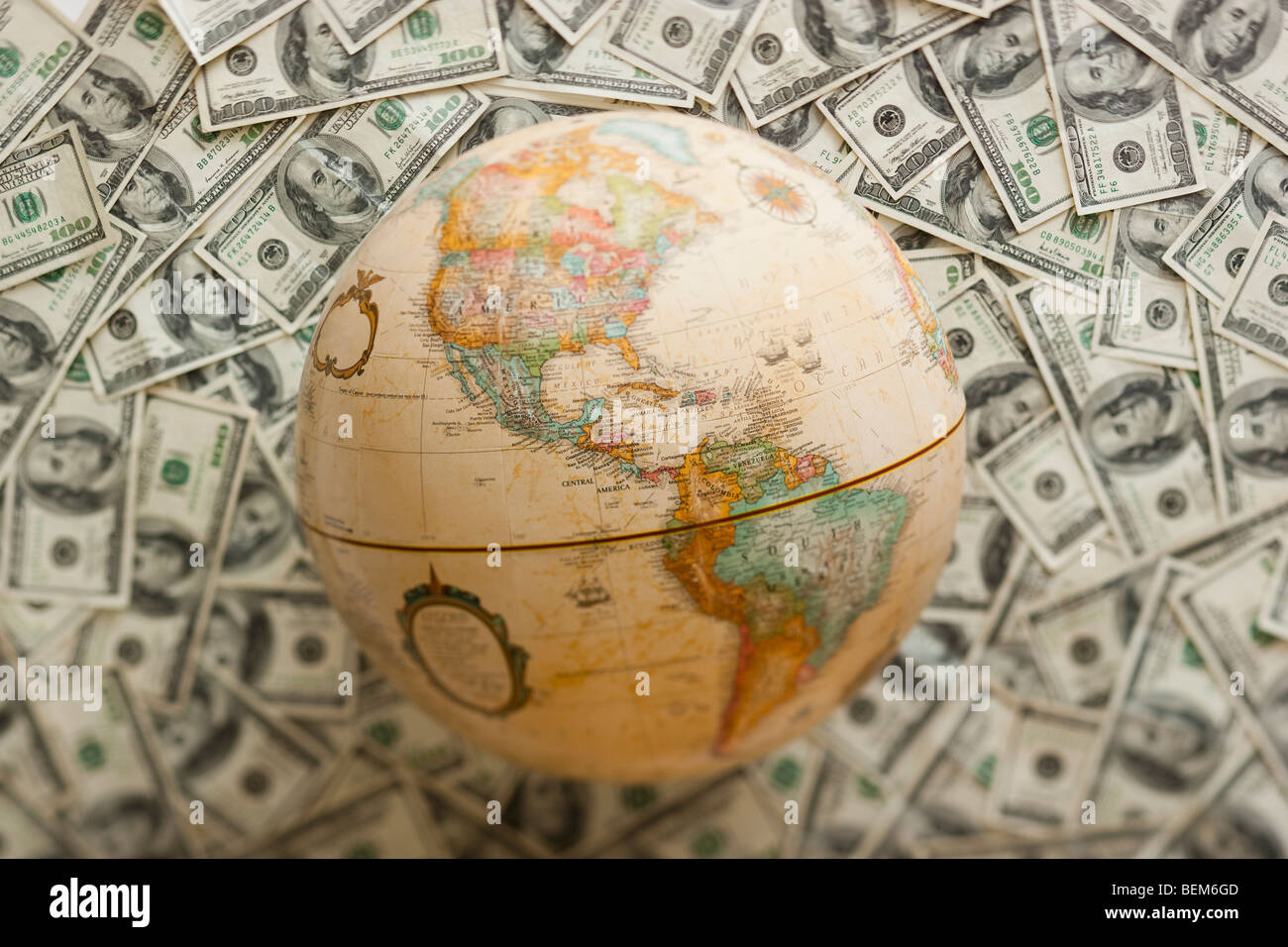 Globo sul dollaro Usa sfondo Foto Stock