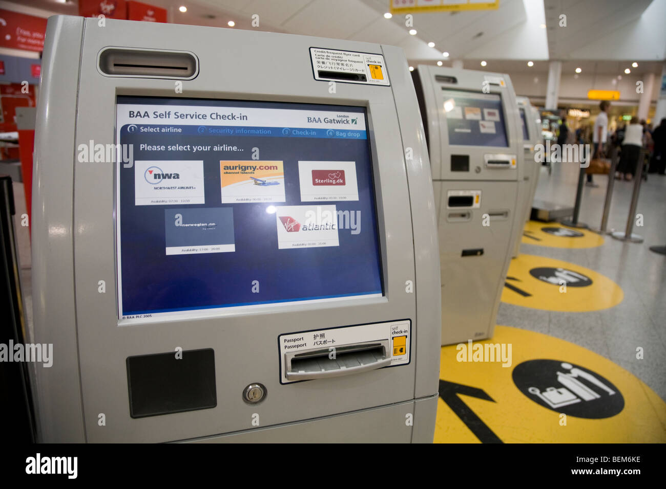 La BAA self service controllo passeggeri nel terminale macchina a South Terminal Gatwick airport. Londra. Regno Unito. Foto Stock