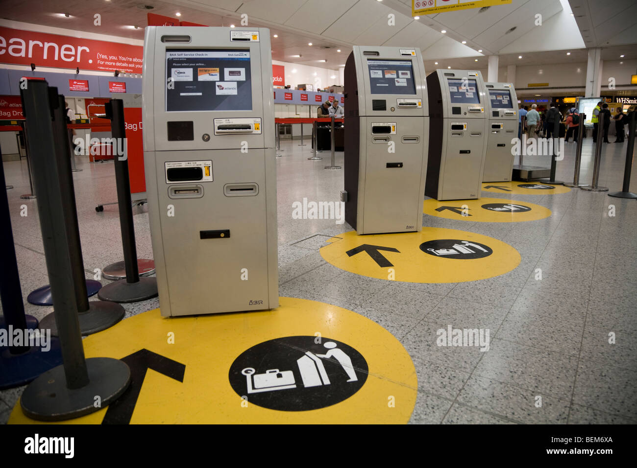 La BAA self service controllo passeggeri nel terminale macchina a South Terminal Gatwick airport. Londra. Regno Unito. Foto Stock