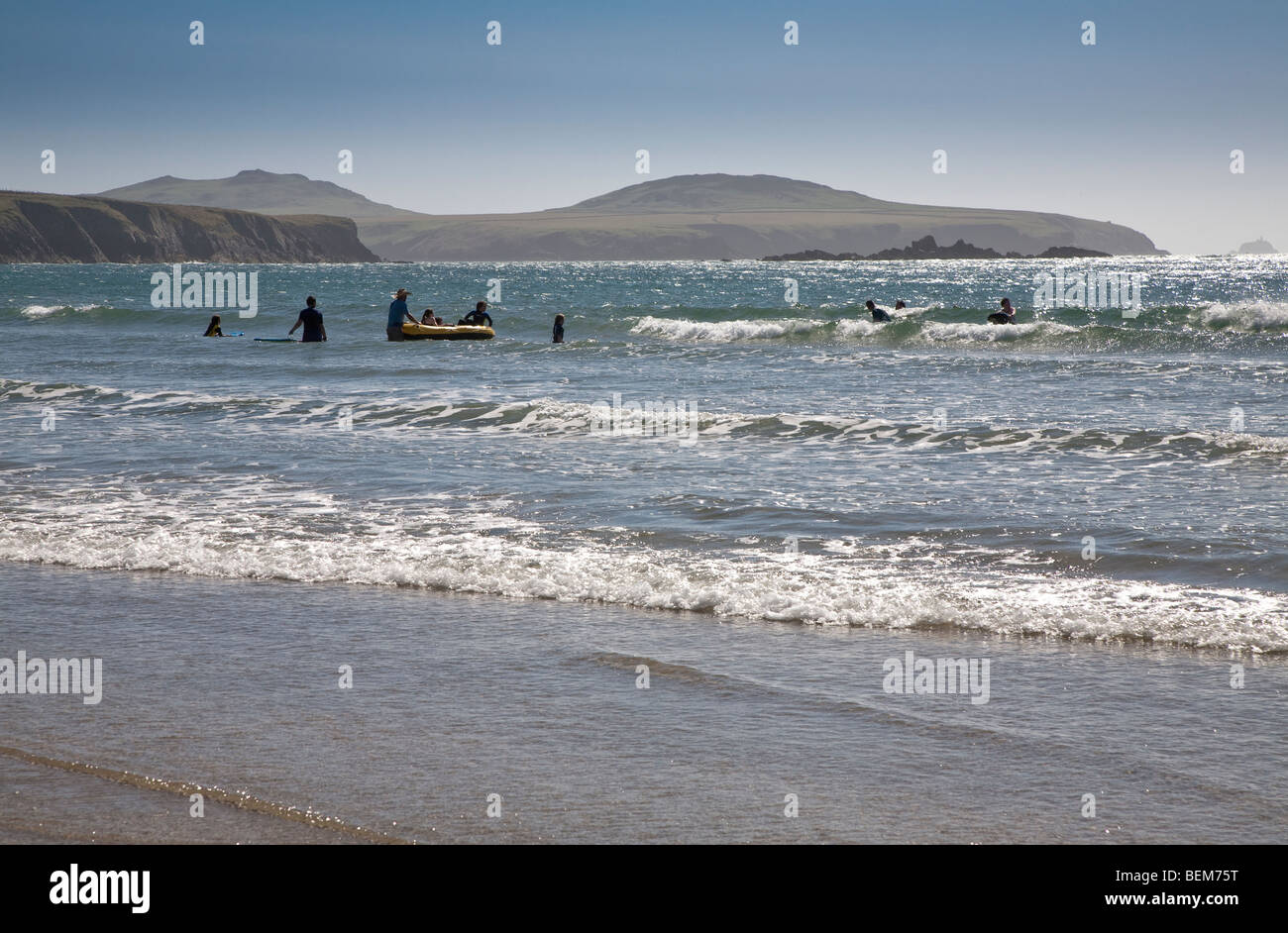 I BAGNANTI IN MARE WHITESANDS BAY ST DAVIDS RAMSEY ISLAND IN B/G PEMBROKESHIRE West Wales UK Foto Stock
