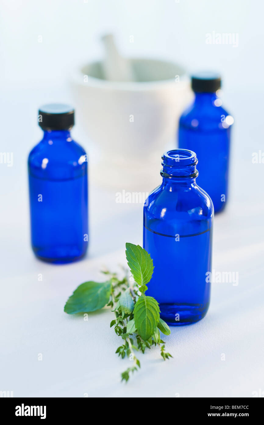 Bottiglie blu Foto Stock