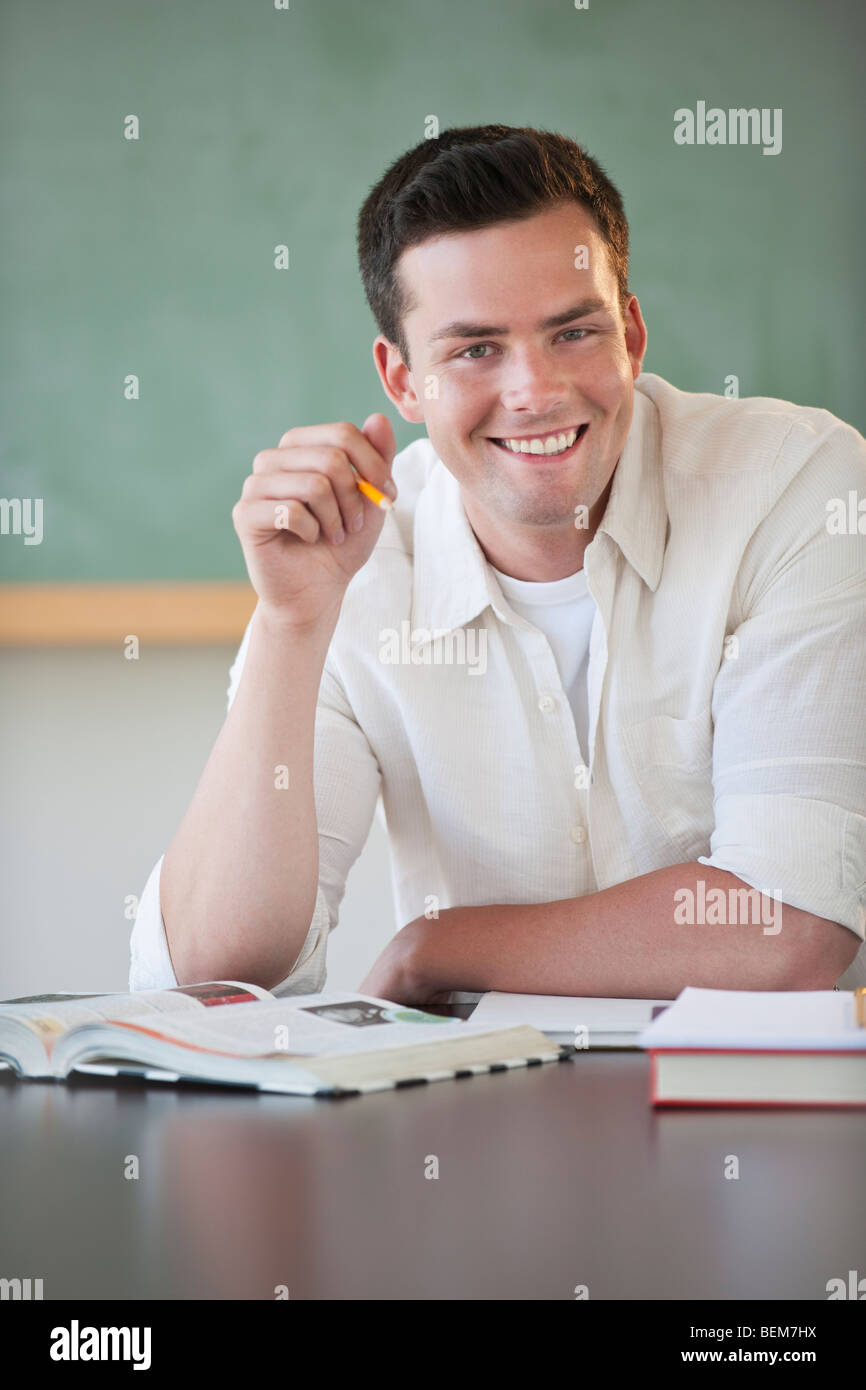 Studente maschio sorridente Foto Stock