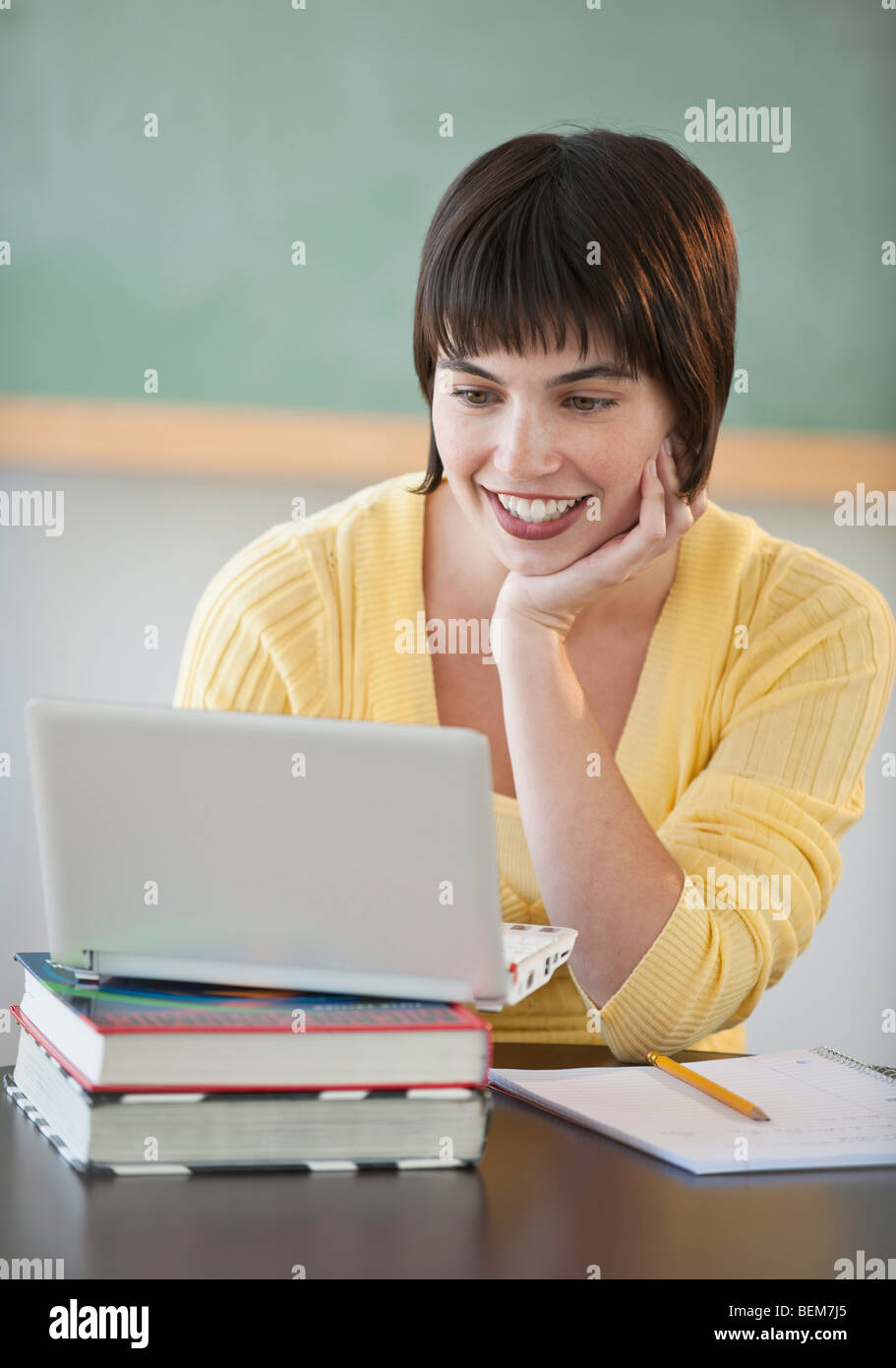 Studentessa su laptop Foto Stock