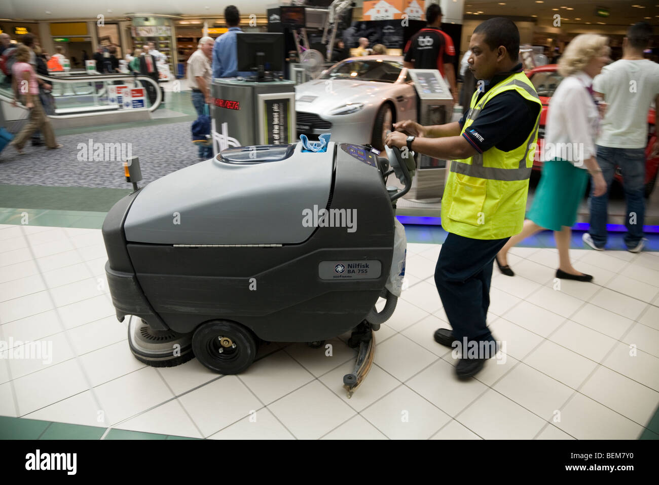 Detergente per un esercizio di pulizia / balayage / macchina lucidatrice: sala partenze del Terminal Sud. L' aeroporto di Gatwick. Londra REGNO UNITO. Foto Stock