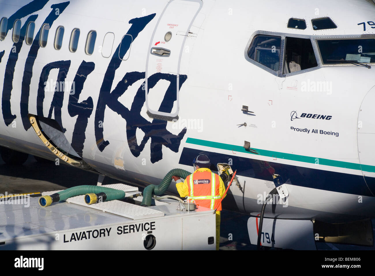 Un equipaggio a terra lavoratore fornendo servizio di wc per un aereo Boeing dall Alaska Airlines, San Francisco, California, Stati Uniti d'America Foto Stock Un equipaggio a terra lavoratore fornendo servizio di wc per un aereo Boeing dall Alaska Airlines, San Francisco, California, Stati Uniti d'America Foto Stock
