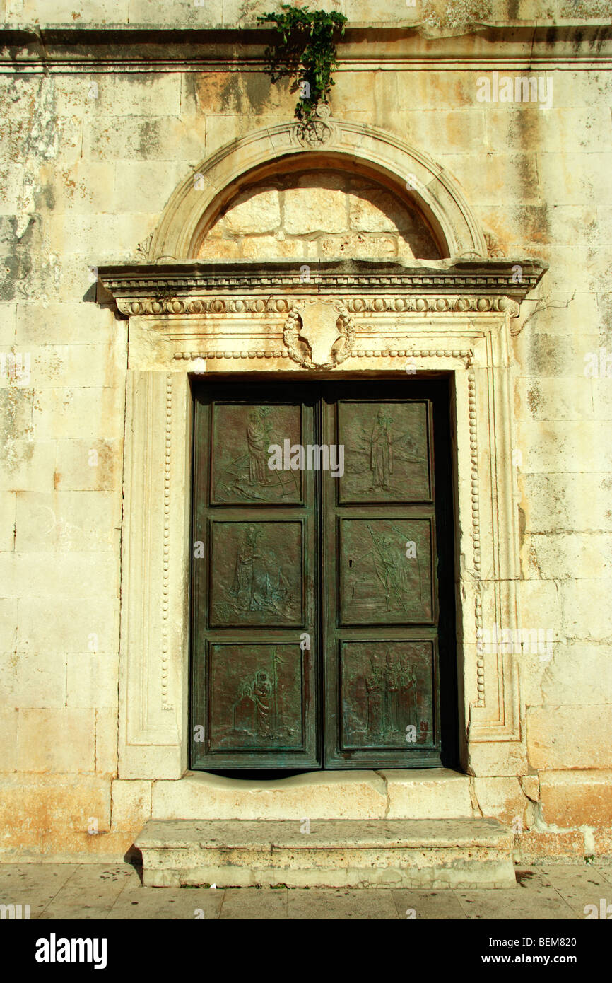 Duomo di Santo Stefano torre campanaria porta in citta di Hvar, Croazia Foto Stock