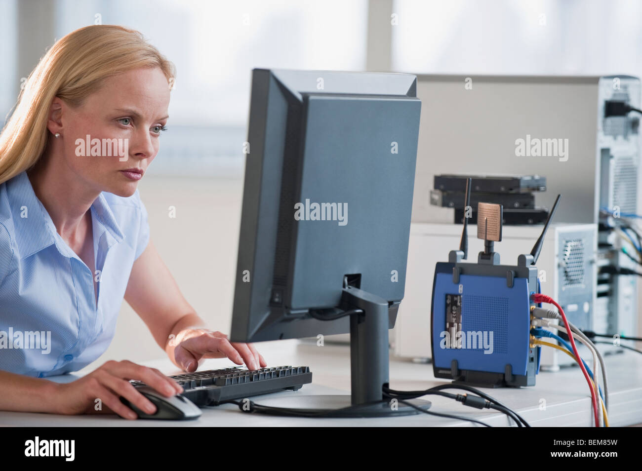 Donna al lavoro su computer Foto Stock