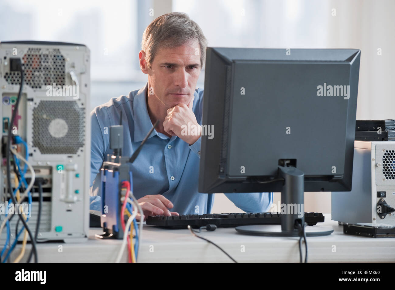 Uomo al lavoro su un computer Foto Stock