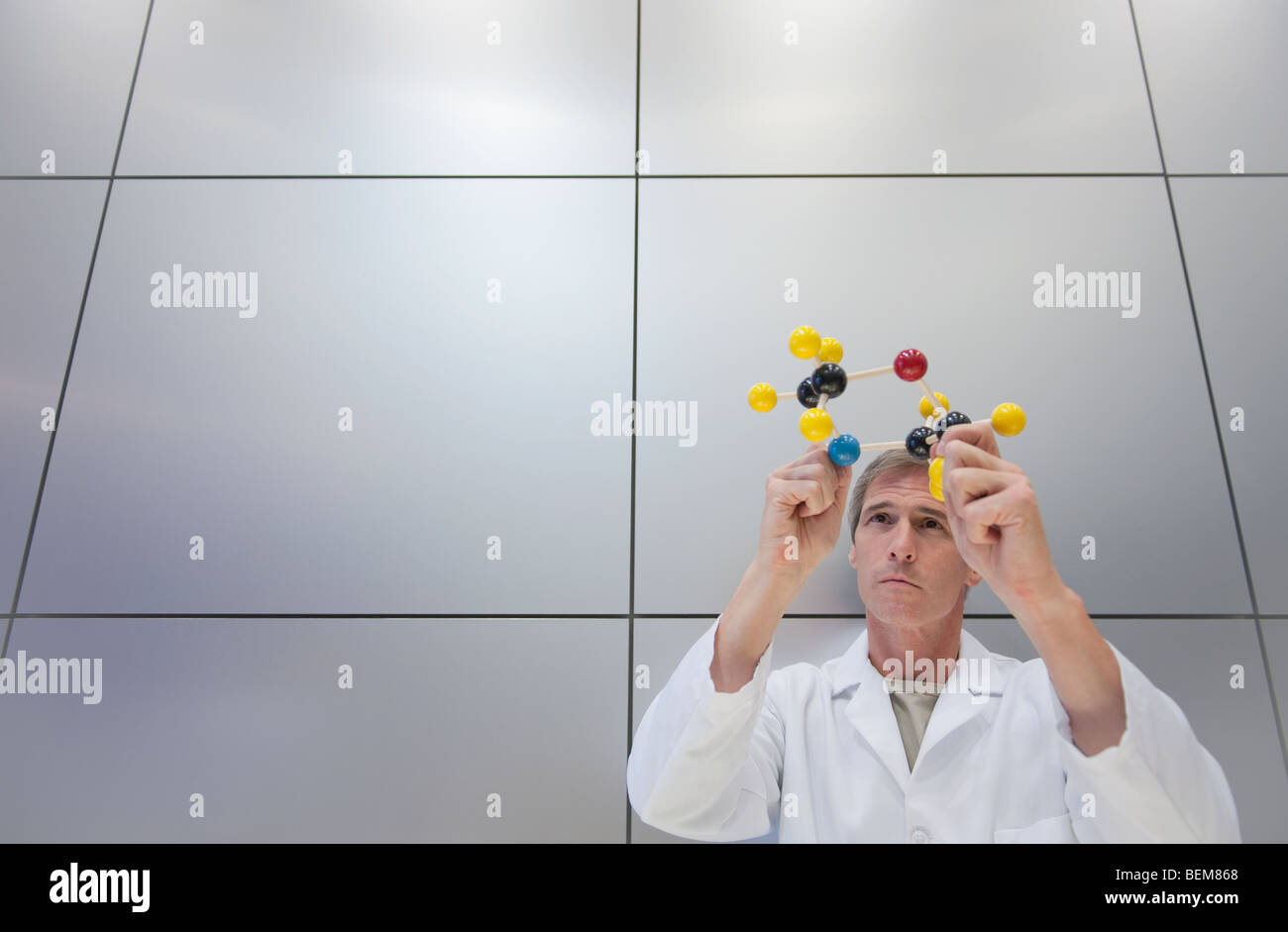 Reseacher azienda modello molecolare Foto Stock