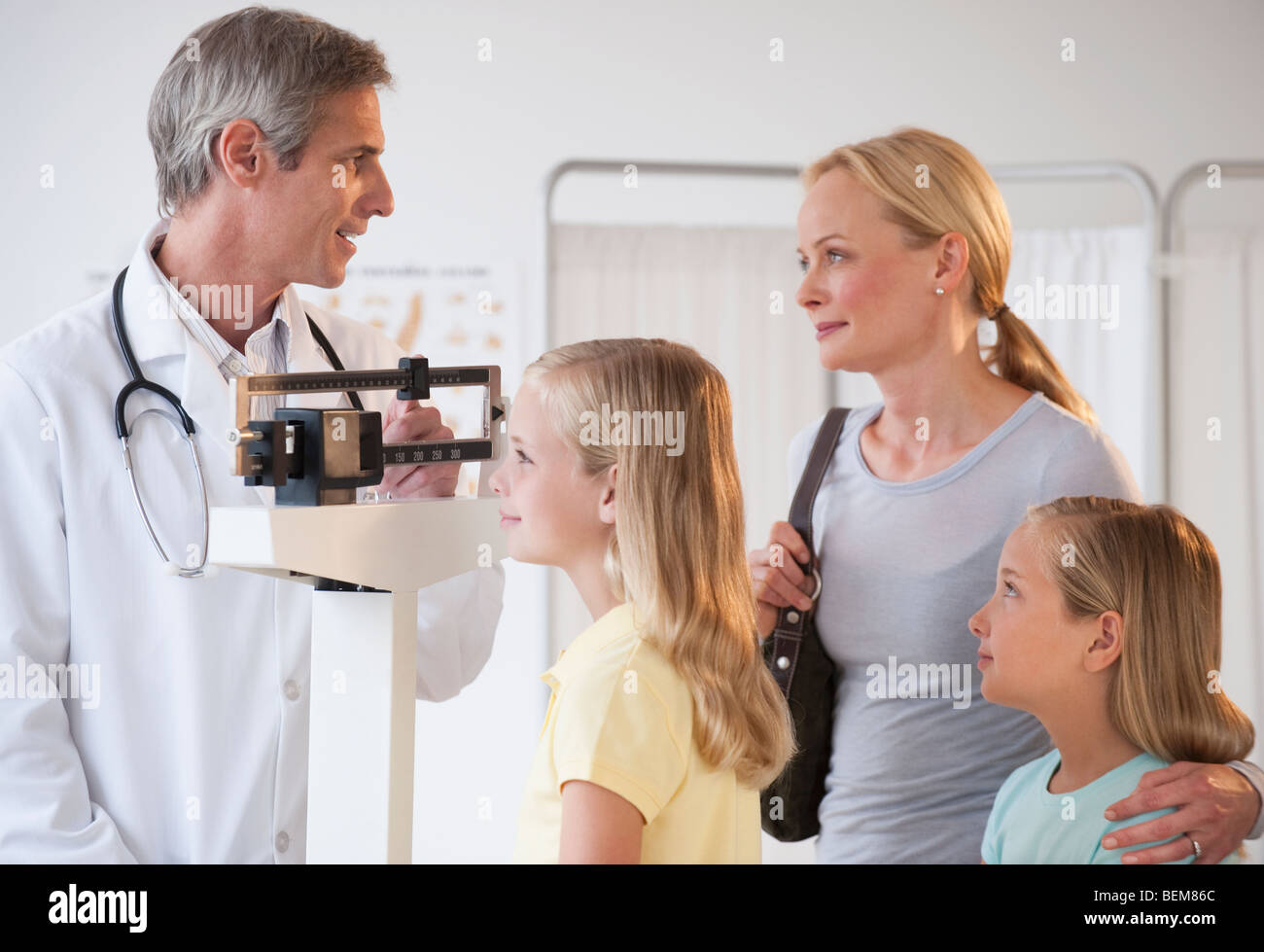 La madre e le figlie all'ufficio del medico Foto Stock