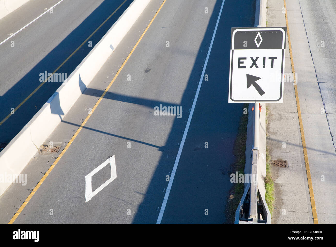 Un carpool solo segno di uscita sulla strada statale 405 a Bellevue, Washington, Stati Uniti d'America Foto Stock