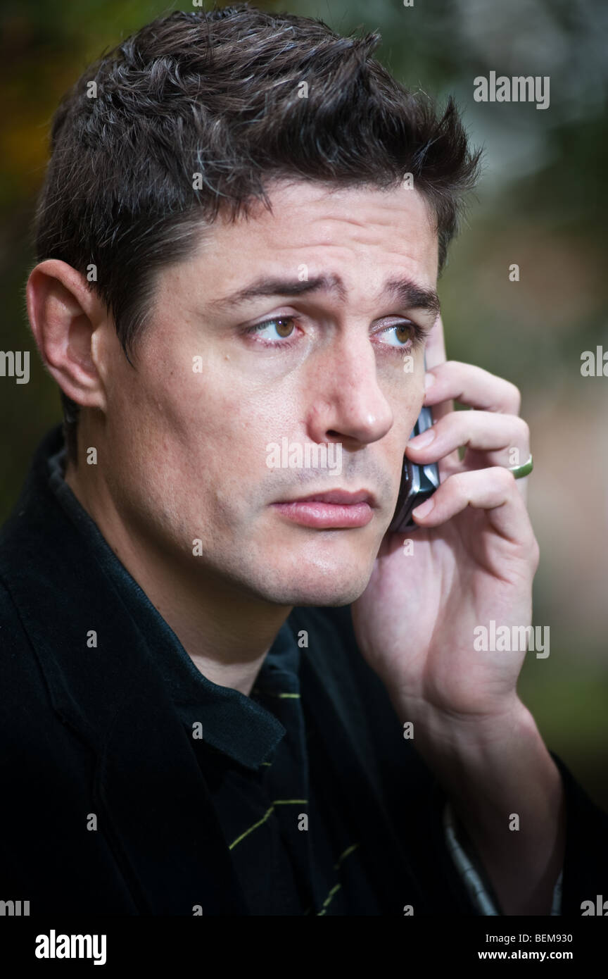 Un uomo su un telefono cellulare Foto Stock