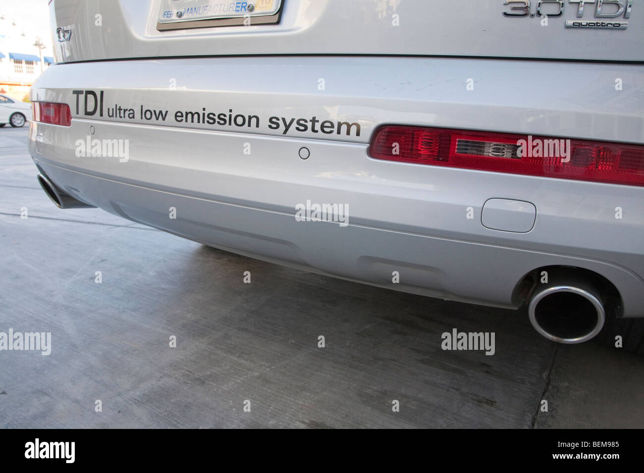 Un close-up di un 'TDI ultra bassa emissione sistema' adesivo su Audi paraurti posteriore (TDI sta per 'sovralimentato a iniezione diretta'). Foto Stock