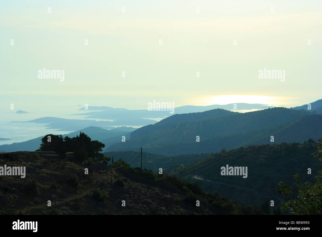 Tramonto su isole Pakleni (Isole Pakleni) visto dall'isola di Hvar, Croazia Foto Stock