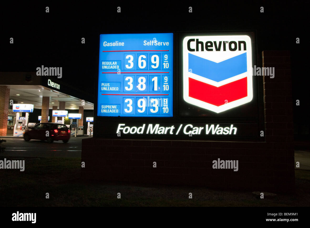 Una vista notturna di gas listino prezzi a chevron gas station il 6 marzo 2008. Mountain View, California, Stati Uniti d'America Foto Stock