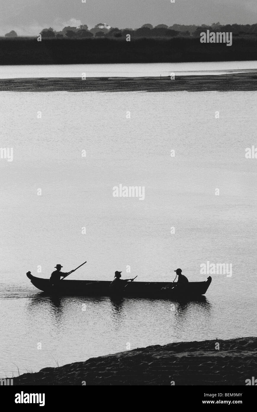 Myanmar (Birmania), Paesaggio con pescatori e canoa Foto Stock