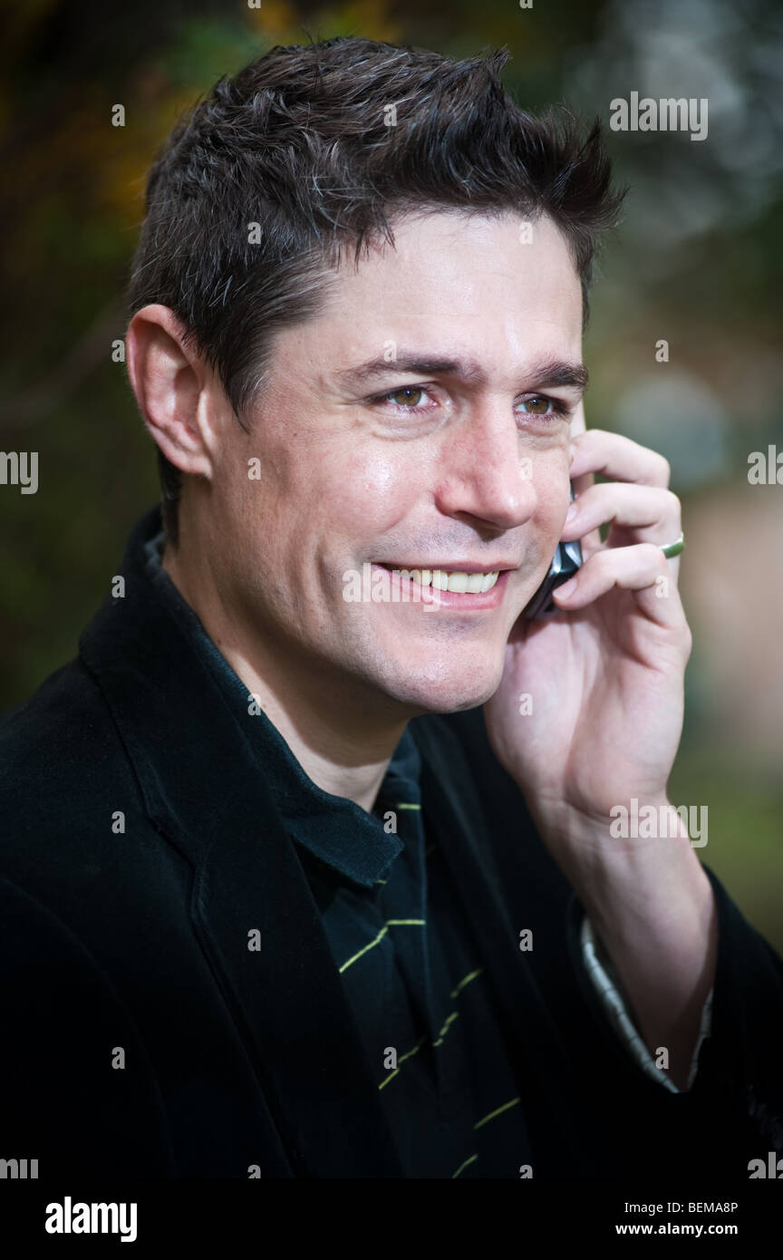 Un uomo su un telefono cellulare Foto Stock
