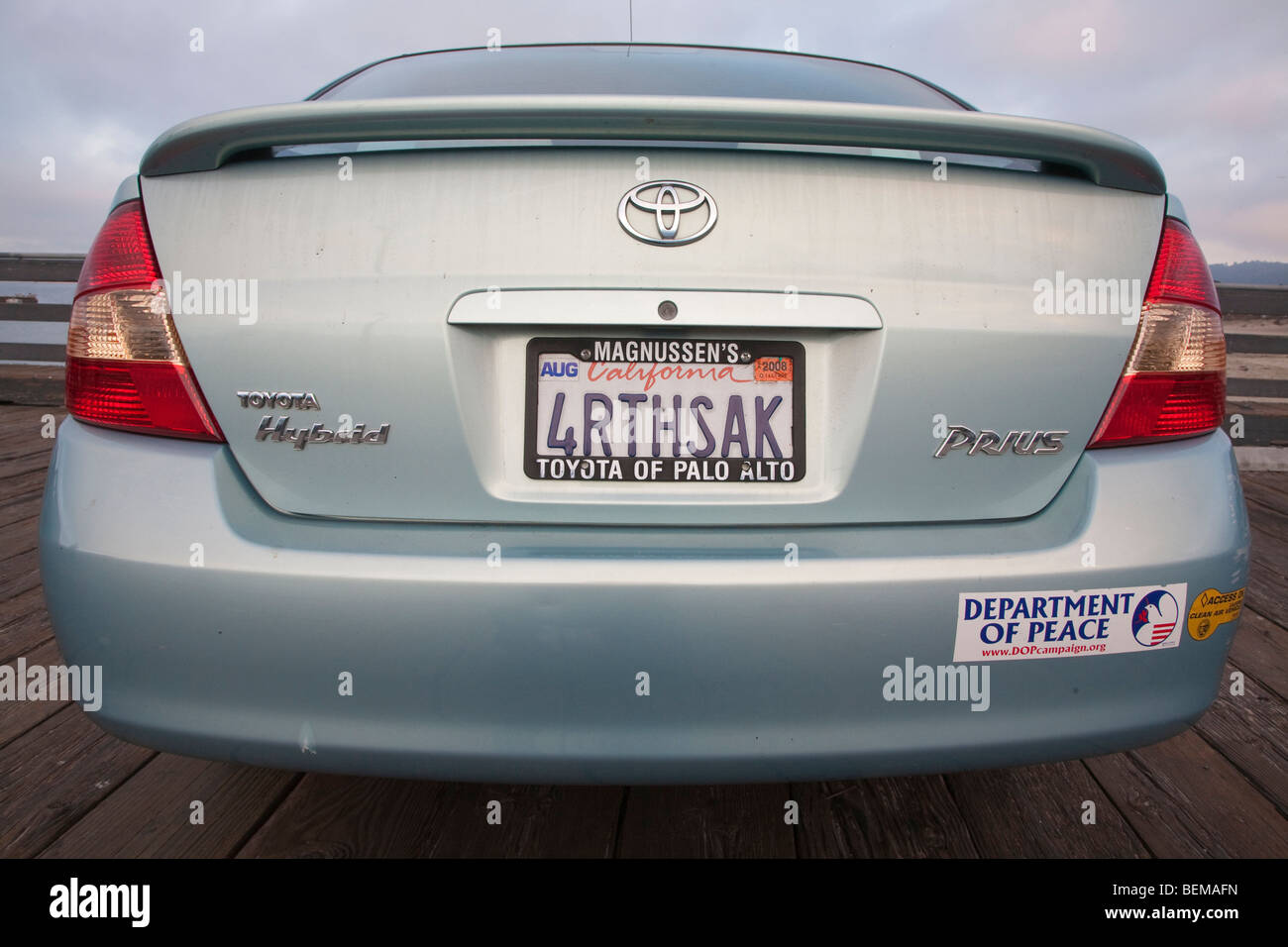Una vista posteriore del '4RTHSAK' (per la messa a terra dell'amore) piastra personalizzata sul grigio di una Toyota Prius ibrida auto. In California, Stati Uniti d'America Foto Stock