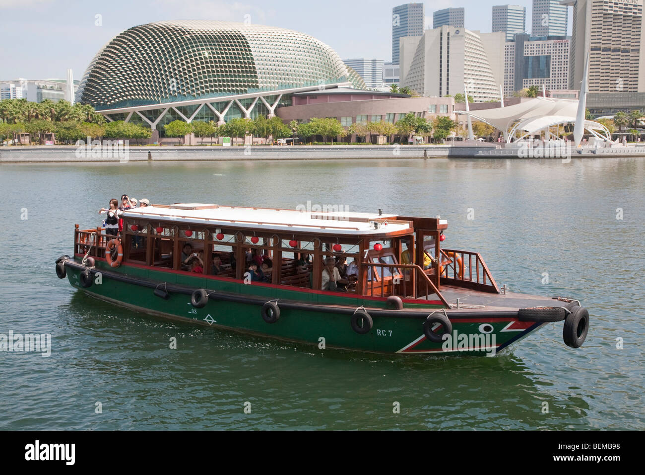 Un tour in barca sul Fiume Singapore di fronte all'Esplanade, i teatri sulla baia (aka "Durian') in Singapore Foto Stock