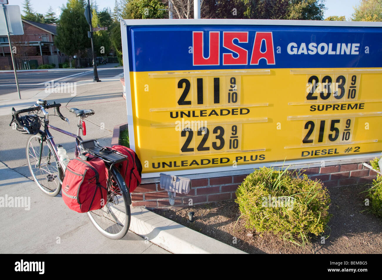 Un " commuter " bicicletta accanto a un usa benzina gas prezzo stazione di firmare il 24 marzo 2009. Los Altos, CALIFORNIA, STATI UNITI D'AMERICA Foto Stock